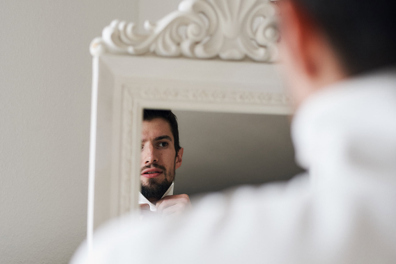 hochzeitsvorbereitungen braeutigam gettig ready