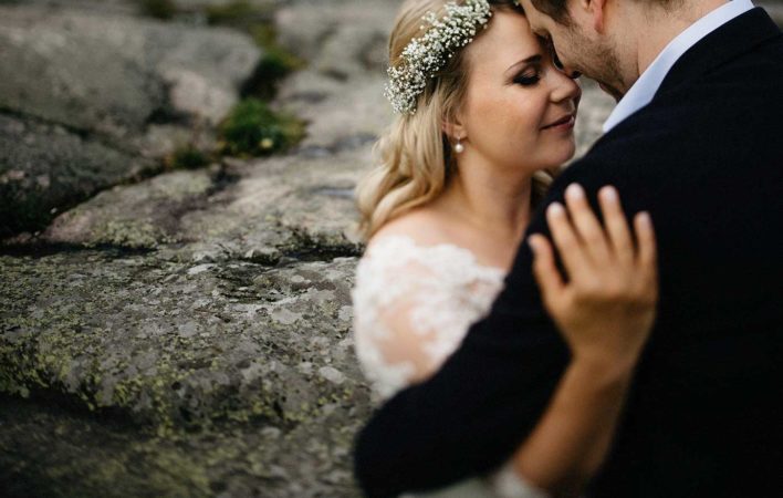 Hochzeitspaar in Helsinki umarmt sich