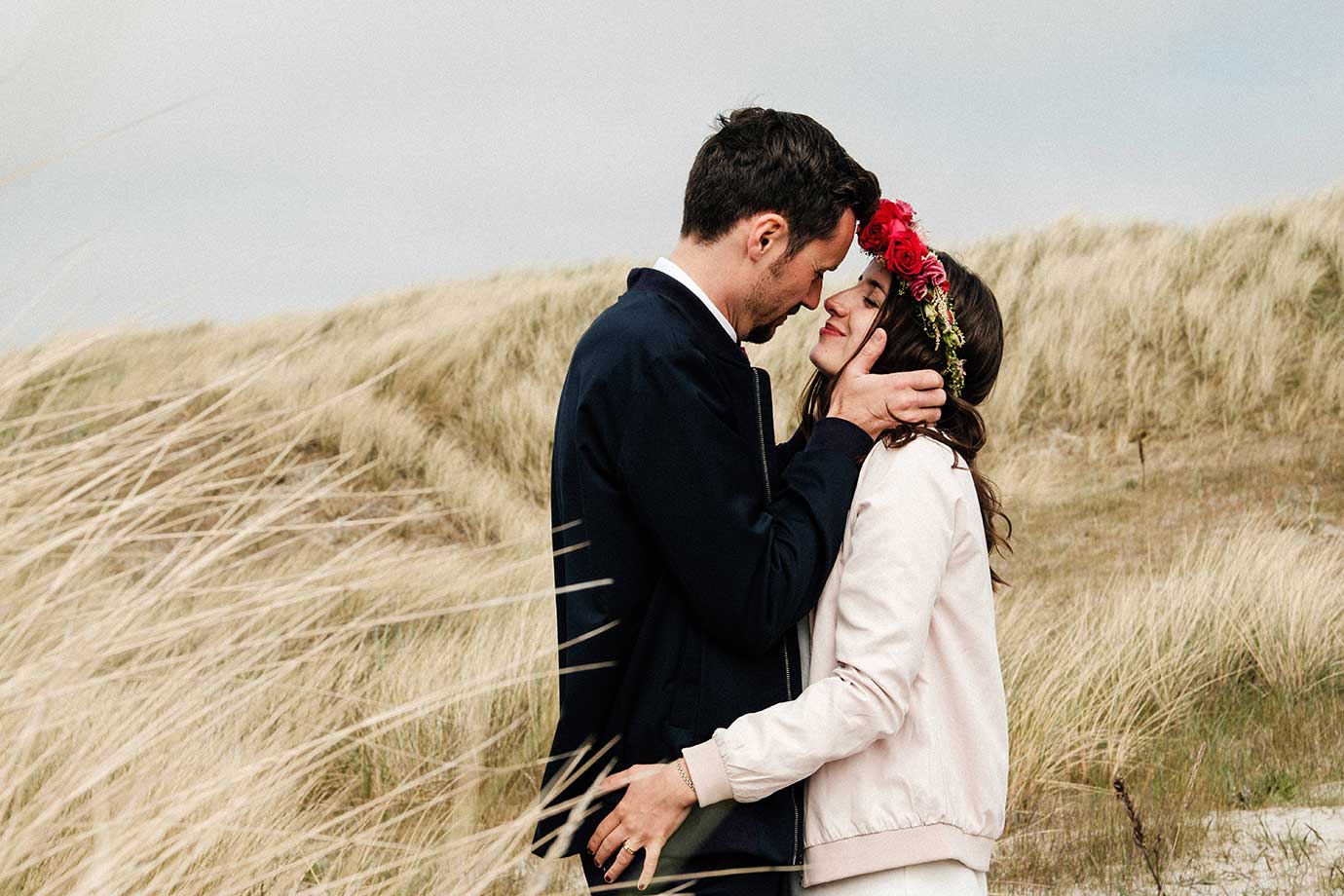 Hochzeit am Strand von St. Peter Ording und das Hochzeitspaar küsst sich in den Dünen