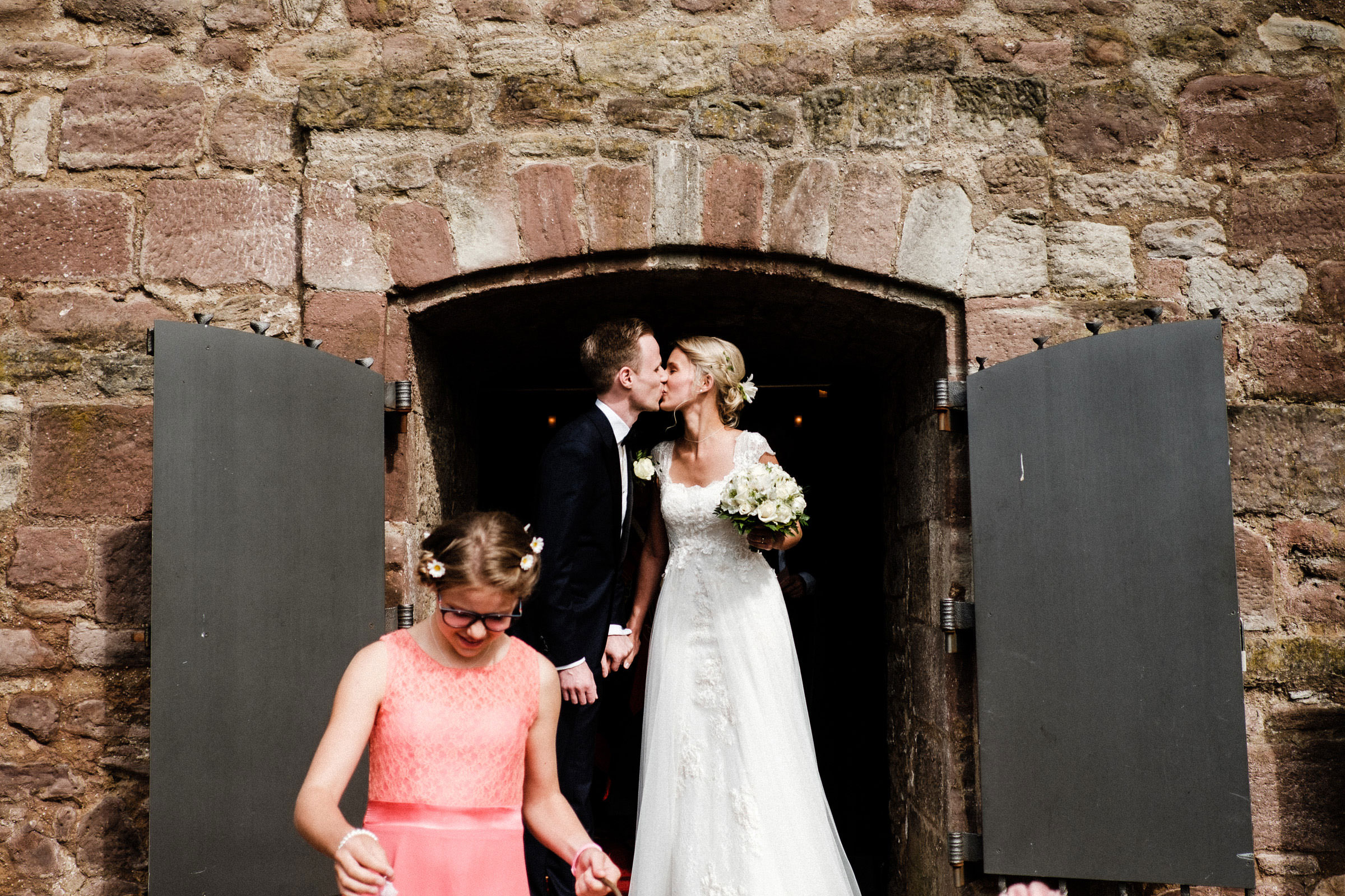 Auszug des Hochzeitspaares aus der Burgruine Hardenberg