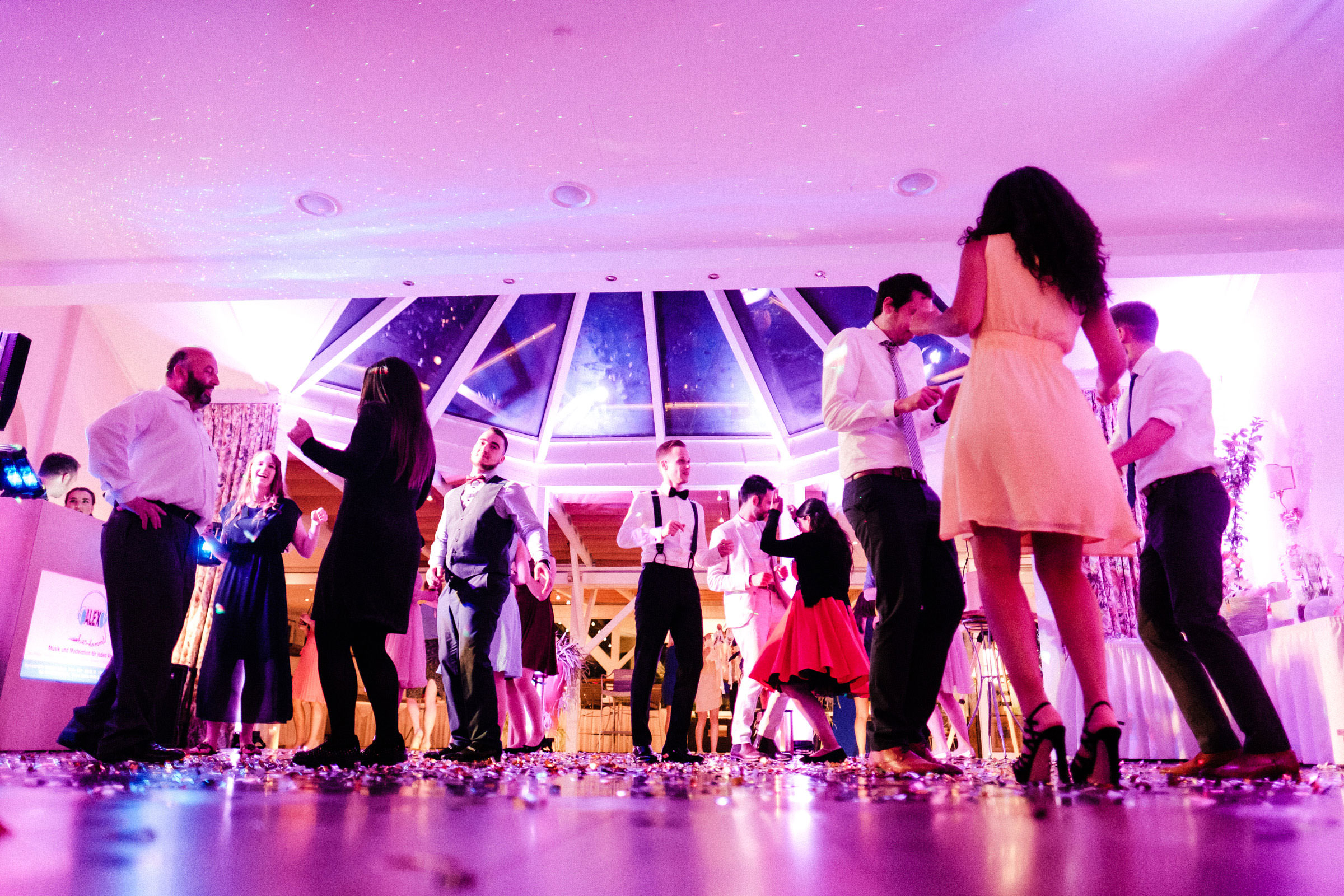 Hochzeitsgäste auf der Hochzeitsparty im Burghotel Hardenberg