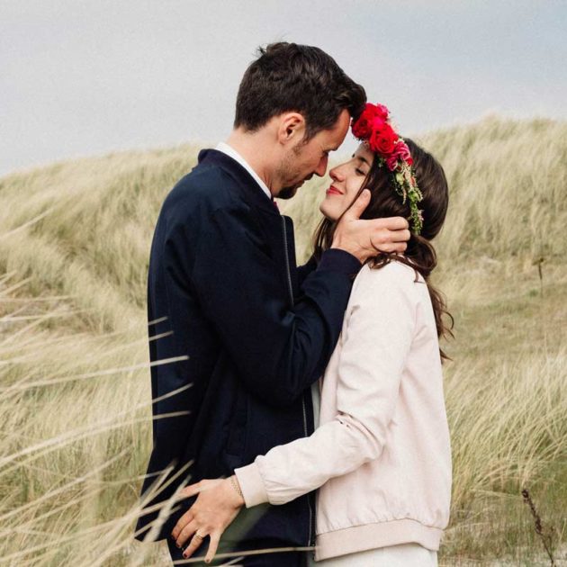 Hochzeitspaar am Tag ihrer Hochzeit inmitten der Dünen von St. Peter-Ording